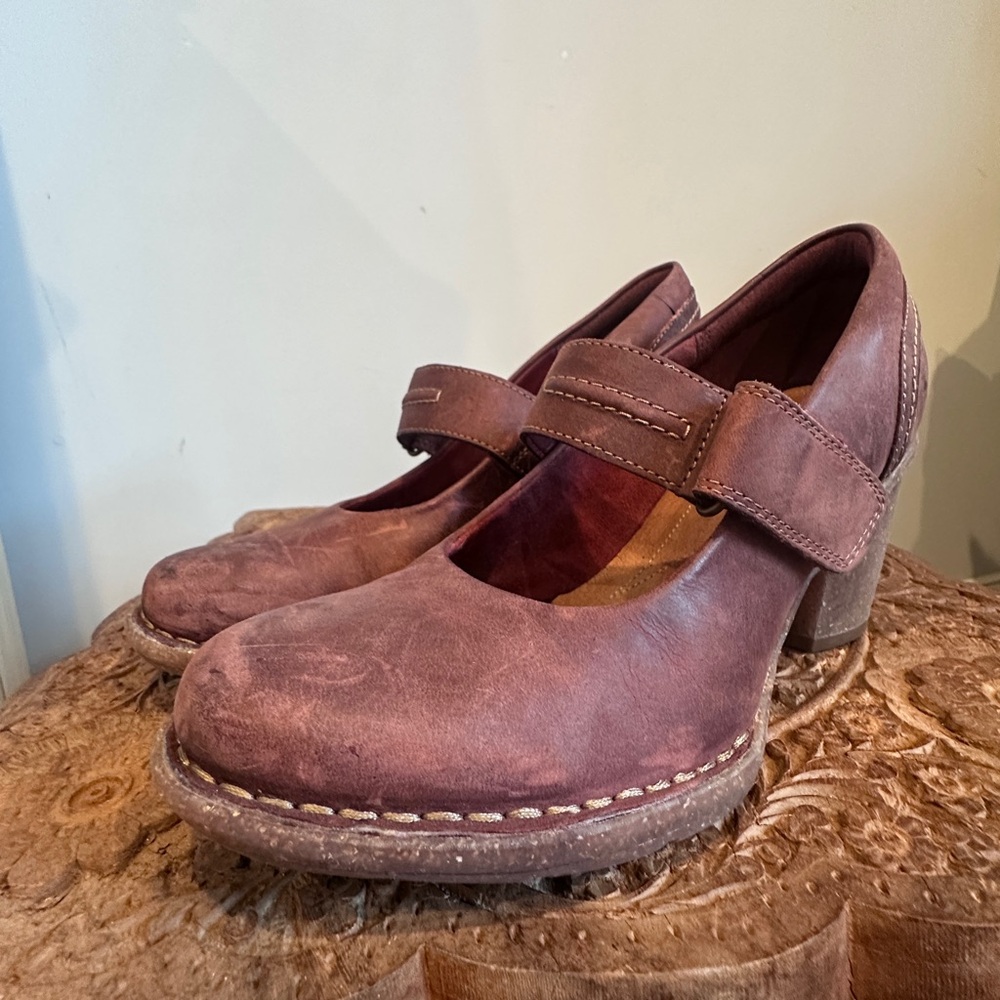 Women's Clarks Artisan Red/Burgundy Leather Mary Jane Shoes - Picture 5 of 7